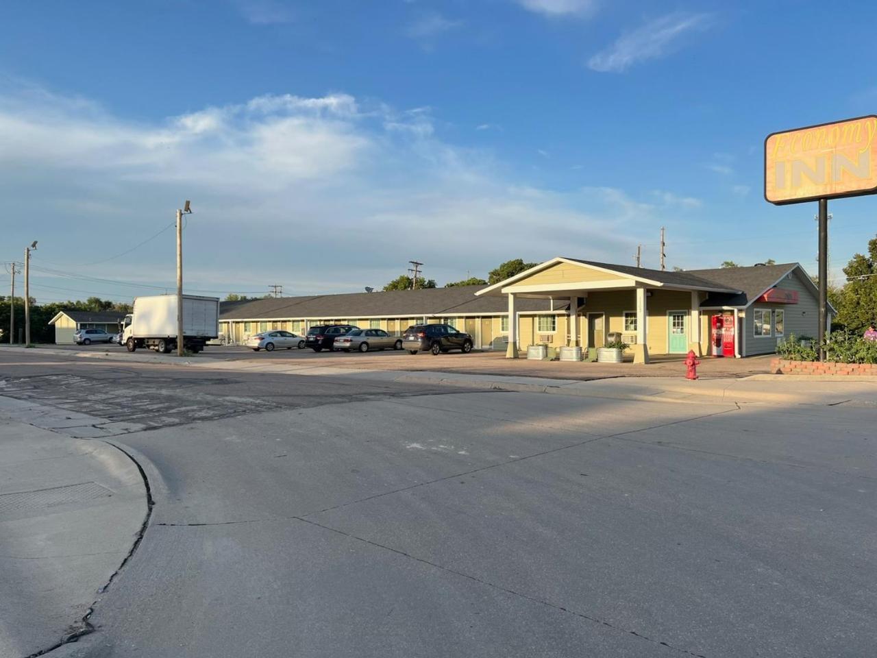 Economy Inn Mccook Exterior photo